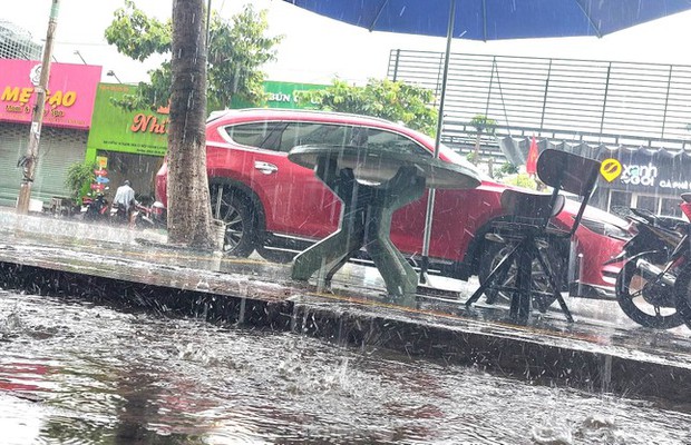 TPHCM, Đồng Nai, Bình Dương: Nhiều nơi mưa đá, đường phố thành sông - Ảnh 7.