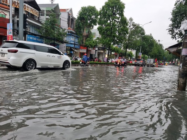 TPHCM, Đồng Nai, Bình Dương: Nhiều nơi mưa đá, đường phố thành sông - Ảnh 4.