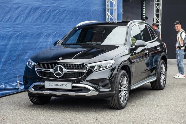 Mua Mercedes GLC 300 hay lấy bản base tiết kiệm 500 triệu đồng, bảng so sánh chi tiết này sẽ giúp bạn lựa chọn dễ dàng hơn - Ảnh 2.