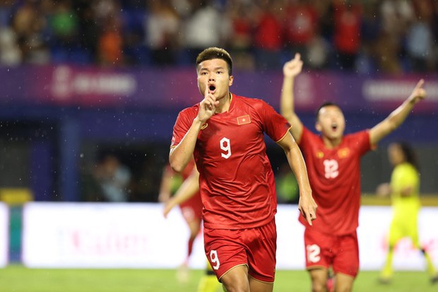Văn Tùng lập kỷ lục ghi bàn SEA Games 32