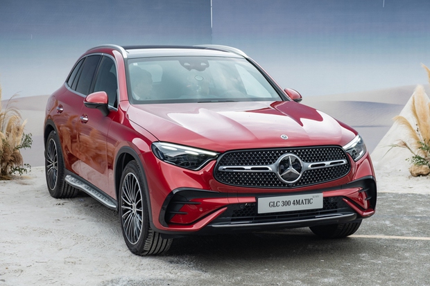 Tôi ngồi thử 2 bản Mercedes GLC 2023 vừa ra mắt Việt Nam: Cách âm tốt hơn hẳn bản cũ, có chi tiết rất hay với giá cao nhất 2,8 tỷ đồng - Ảnh 1.