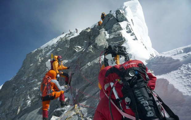 Sự thật phía sau cảnh tắc đường lên đỉnh Everest - Ảnh 4.