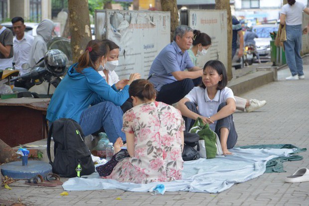 Nỗi lòng cha mẹ ngày con thi vào lớp 10: Phơi mình giữa nắng gần 40 độ, trải áo mưa xuống nền đất nóng đợi tin con - Ảnh 5.