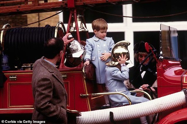 Cách Công nương Diana thể hiện tình yêu với William và Harry - Ảnh 4.