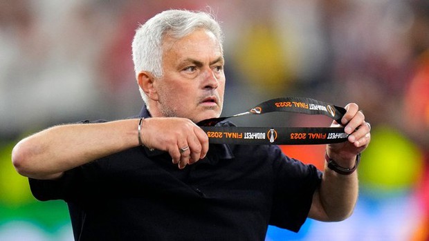 Mourinho ném huy chương, mỉa mai trọng tài sau thất bại - Ảnh 1.