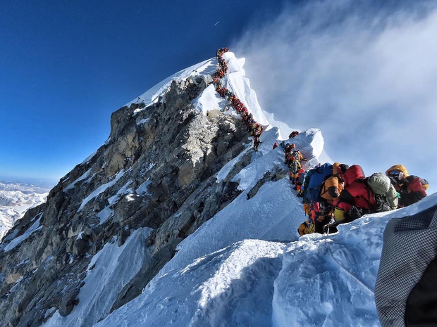 Sự thật phía sau cảnh tắc đường lên đỉnh Everest - Ảnh 2.