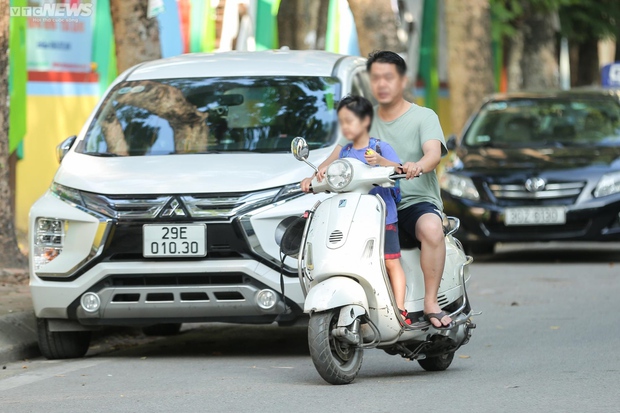 Nguy hiểm rình rập khi cho trẻ nhỏ ngồi trước xe máy - Ảnh 10.