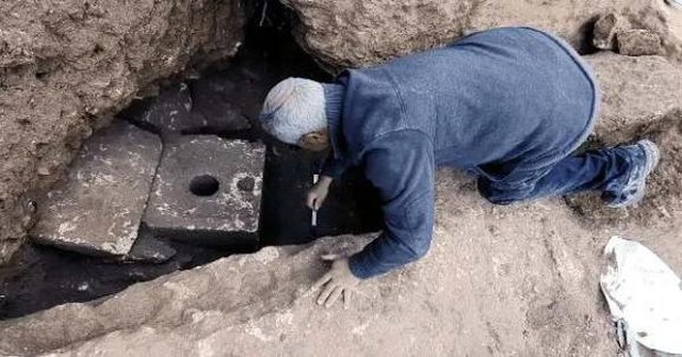 Khai quật nhà vệ sinh 2.700 năm tuổi có chiếc bồn cầu độc lạ - Ảnh 1.