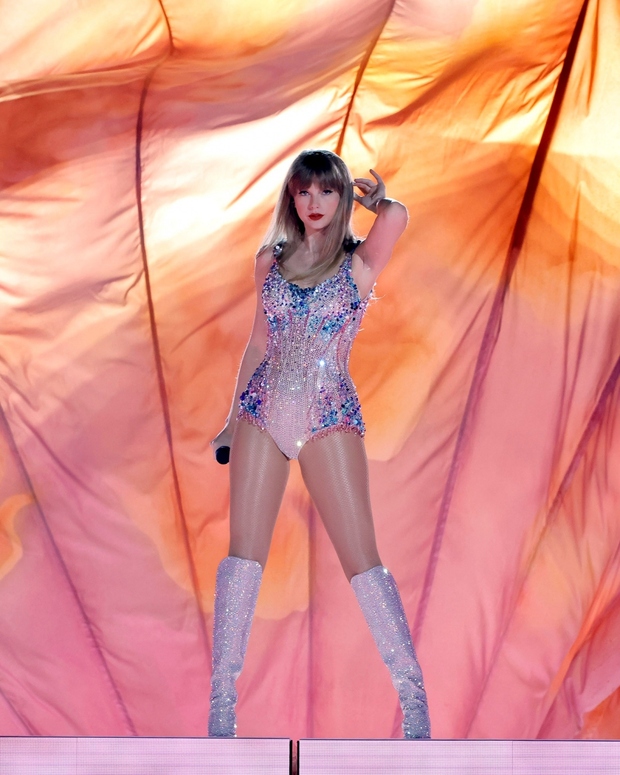 Ngắm những trang phục lộng lẫy của Taylor Swift tại The Eras Tour - Ảnh 1.