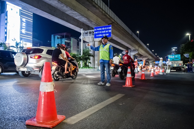 Hà Nội: Gấp rút xuyên đêm dựng lô cốt trên đường Nguyễn Trãi - Ảnh 13.