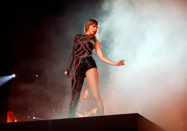 Ngắm những trang phục lộng lẫy của Taylor Swift tại The Eras Tour - Ảnh 3.