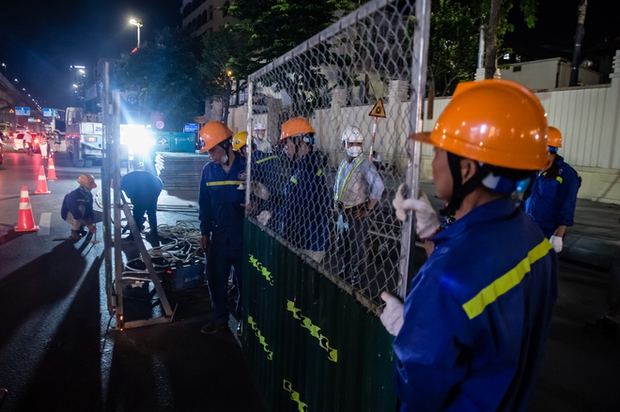 Hà Nội: Gấp rút xuyên đêm dựng lô cốt trên đường Nguyễn Trãi - Ảnh 6.