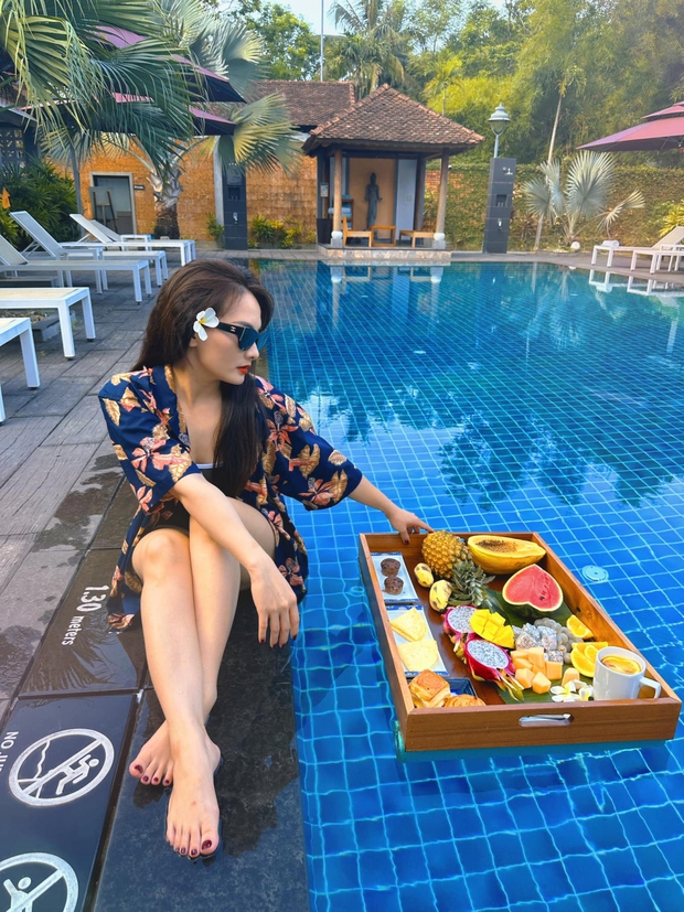 Mẹ 2 con Bảo Thanh diện bikini khoe sắc vóc nuột nà bên bể bơi - Ảnh 2.