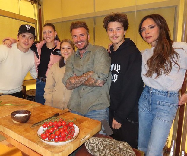 Con dâu Beckham mặc đồ trong suốt xuống phố - Ảnh 3. Con dâu Beckham mặc đồ trong suốt xuống phố - Ảnh 3.