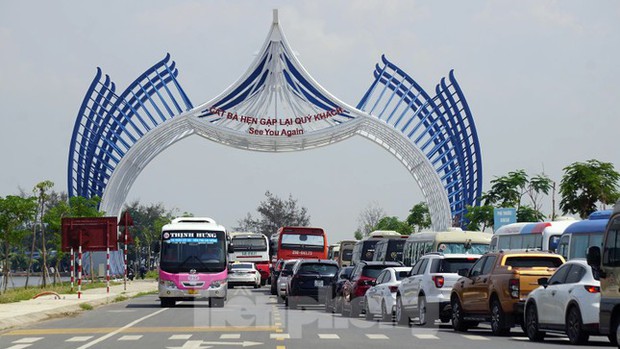 Kẻo muộn, du khách ngủ bên 'đảo ngọc' Cát Bà vì bến phà quá tải