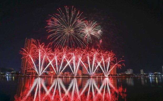 Hai đội pháo hoa Pháp và Canada trình diễn “Tình yêu không biên giới” trên sông Hàn - Ảnh 10.