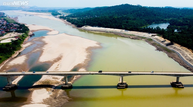 Sông Đà khô cạn, cảnh tượng đáng sợ của động vật và thiên nhiên