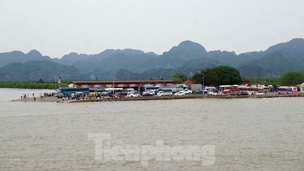Kẻo muộn, du khách ngủ bên 'đảo ngọc' Cát Bà vì bến phà quá tải