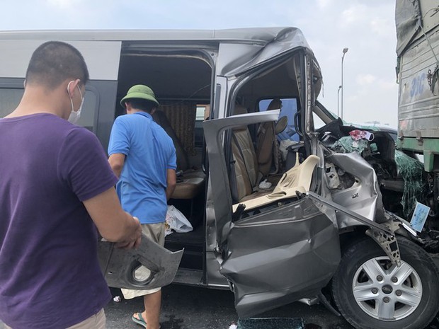 Cứu sống 2 người trong tai nạn kinh hoàng trên Vành đai 3 trên cao!