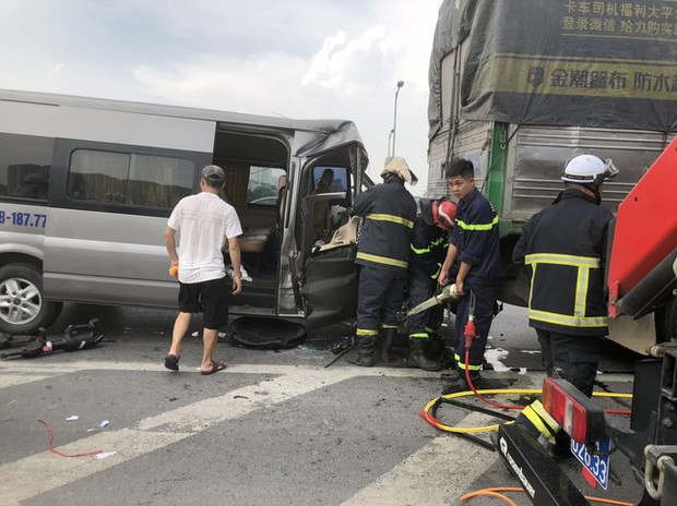 Cứu sống 2 người trong tai nạn kinh hoàng trên Vành đai 3 trên cao!