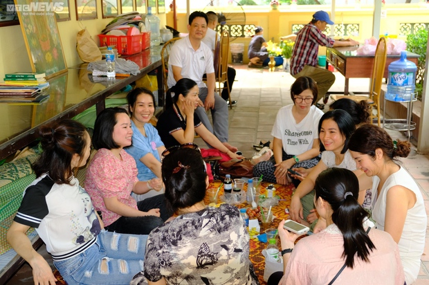 Nhà chùa, nhà dân mở cửa cho phụ huynh tránh nắng đợi con thi môn cuối - Ảnh 6.