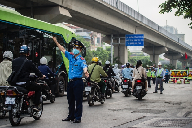 Kinh hoàng tắc đường vì công trình 'Lô cốt' dài 60m trên đường Nguyễn Trãi
