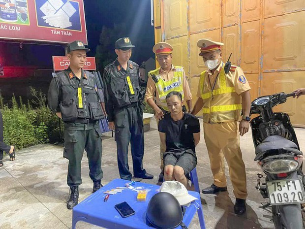 Kinh hoàng nam thanh niên đánh lái xe, chạy thoát thân khi bị CSGT kiểm tra