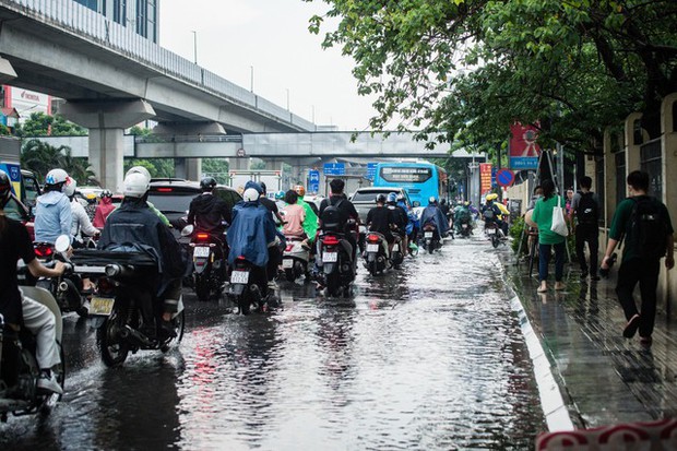 Hà Nội chìm trong nước sau trận mưa lớn: Những hình ảnh kinh hoàng