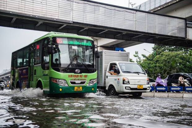 Hà Nội chìm trong nước sau trận mưa lớn: Những hình ảnh kinh hoàng