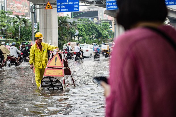 Hà Nội chìm trong nước sau trận mưa lớn: Những hình ảnh kinh hoàng