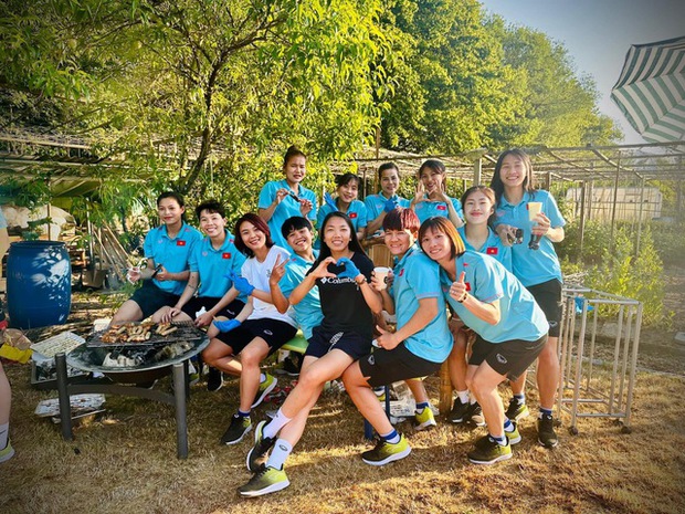 Được biết thêm về nghệ thuật nấu ăn của Huỳnh Như và Hải Yến, đồng đội tuyển nữ Việt Nam đầy sức sống