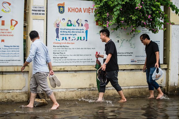 Hà Nội chìm trong nước sau trận mưa lớn: Những hình ảnh kinh hoàng
