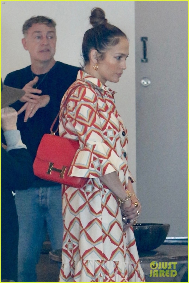 Jennifer Lopez let her face go out with friends after rumors of marriage problems - Photo 4.