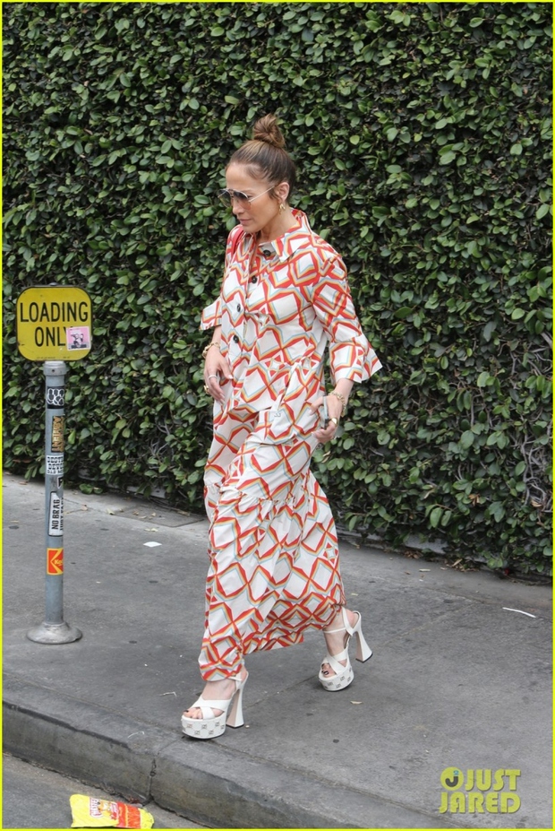 Jennifer Lopez let her face go out with friends after rumors of marriage problems - Photo 3.