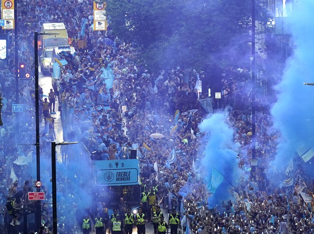 Ký ức lễ diễu hành đầy cảm xúc của Man City