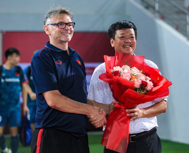 Nhâm Mạnh Dũng lập siêu phẩm đánh đầu giúp U23 Việt Nam vô địch SEA Games 31 dưới mưa rào