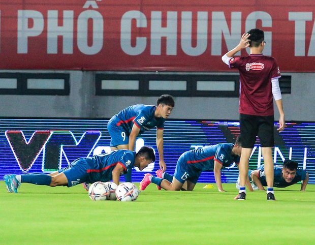 Công Phượng lạc quan, chạy ngược hướng Quang Hải khiến đội nhà nở mày nở mặt