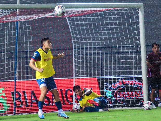 Nhâm Mạnh Dũng lập siêu phẩm đánh đầu giúp U23 Việt Nam vô địch SEA Games 31 dưới mưa rào