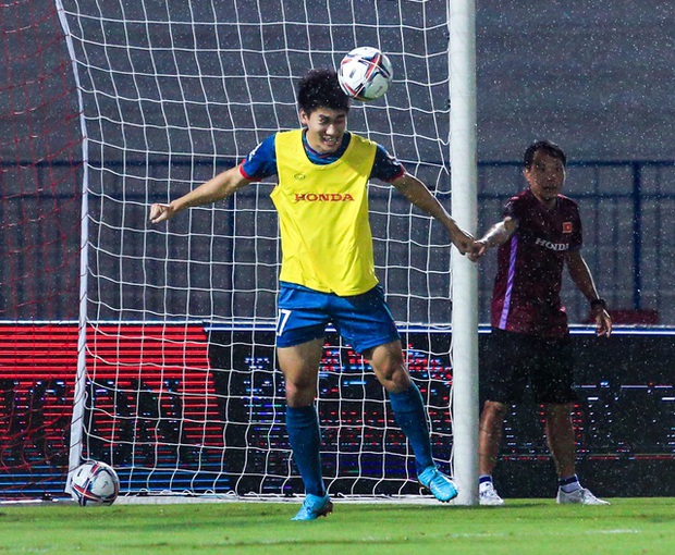 Nhâm Mạnh Dũng lập siêu phẩm đánh đầu giúp U23 Việt Nam vô địch SEA Games 31 dưới mưa rào