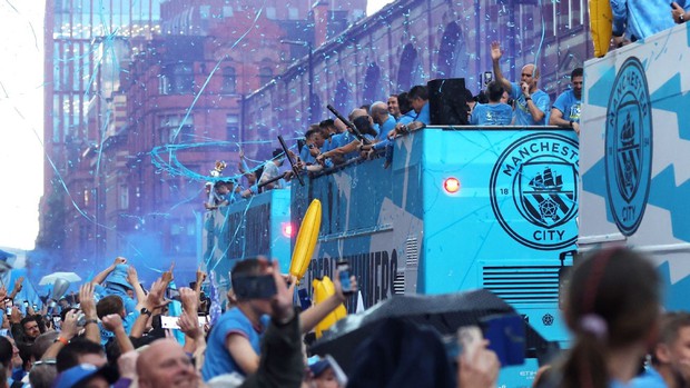 Ký ức lễ diễu hành đầy cảm xúc của Man City