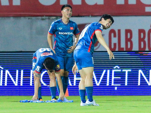 Công Phượng lạc quan, chạy ngược hướng Quang Hải khiến đội nhà nở mày nở mặt