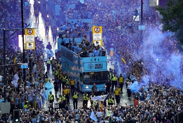 Ký ức lễ diễu hành đầy cảm xúc của Man City