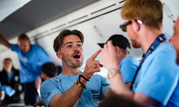 Ký ức lễ diễu hành đầy cảm xúc của Man City