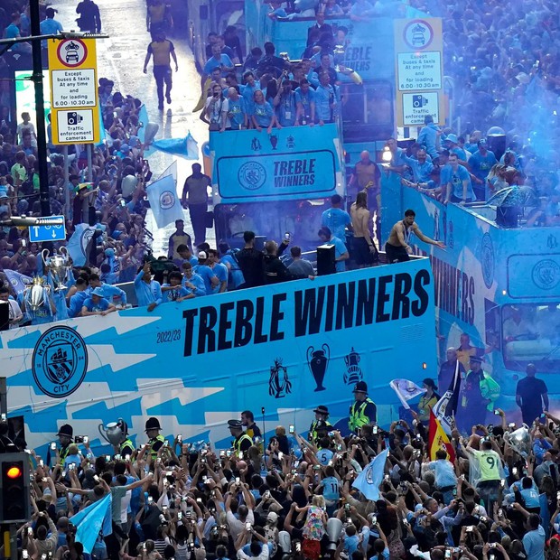 Ký ức lễ diễu hành đầy cảm xúc của Man City