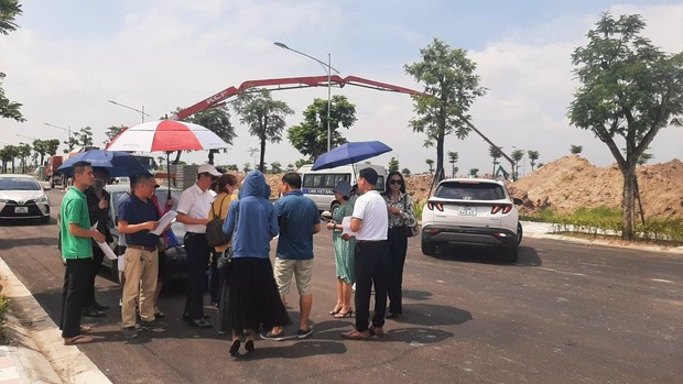 Khi môi giới bất động sản từ chỗ ngồi cao sang hành trình đưa khách xem đất: Chuyến xe đón đưa đổi lớp, nợ đòi đeo bám