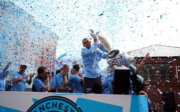 Ký ức lễ diễu hành đầy cảm xúc của Man City