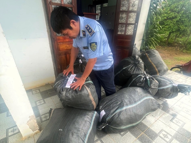 Kinh hoàng: Kon Tum bị xâm nhập bởi hơn 1000 bộ quần áo rằn ri nhập lậu