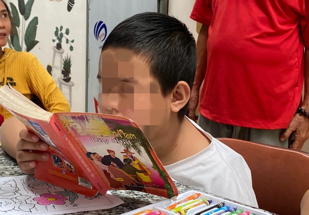 Bé gái 10 tuổi chiến thắng ung thư sau 4 lần mổ não, vượt qua nửa người bị liệt