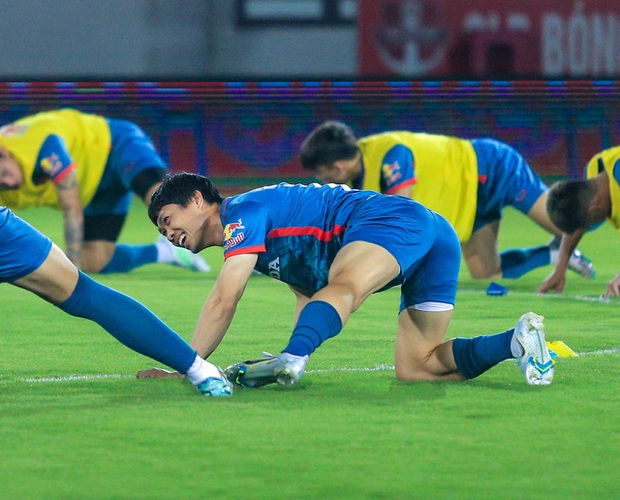 Công Phượng lạc quan, chạy ngược hướng Quang Hải khiến đội nhà nở mày nở mặt