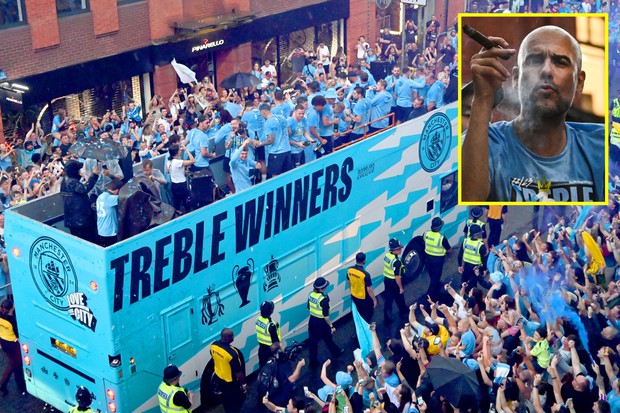 Ký ức lễ diễu hành đầy cảm xúc của Man City